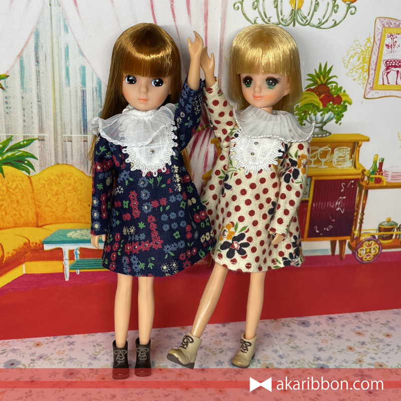 ファッションペアリカちゃんとリナちゃんのツーショット。ストレートロングの困り顔リカちゃんと姫カットのリナちゃんが、おそろいの服を着て並ぶ姿を再び撮影。記事全体を通じて理解が深まった後にファッションペアの魅力を再確認できるよう構成された画像。