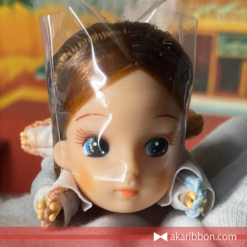 お湯パーマ前のヘッドのみの姿のリカちゃん。お湯で髪型を固定する直前の様子